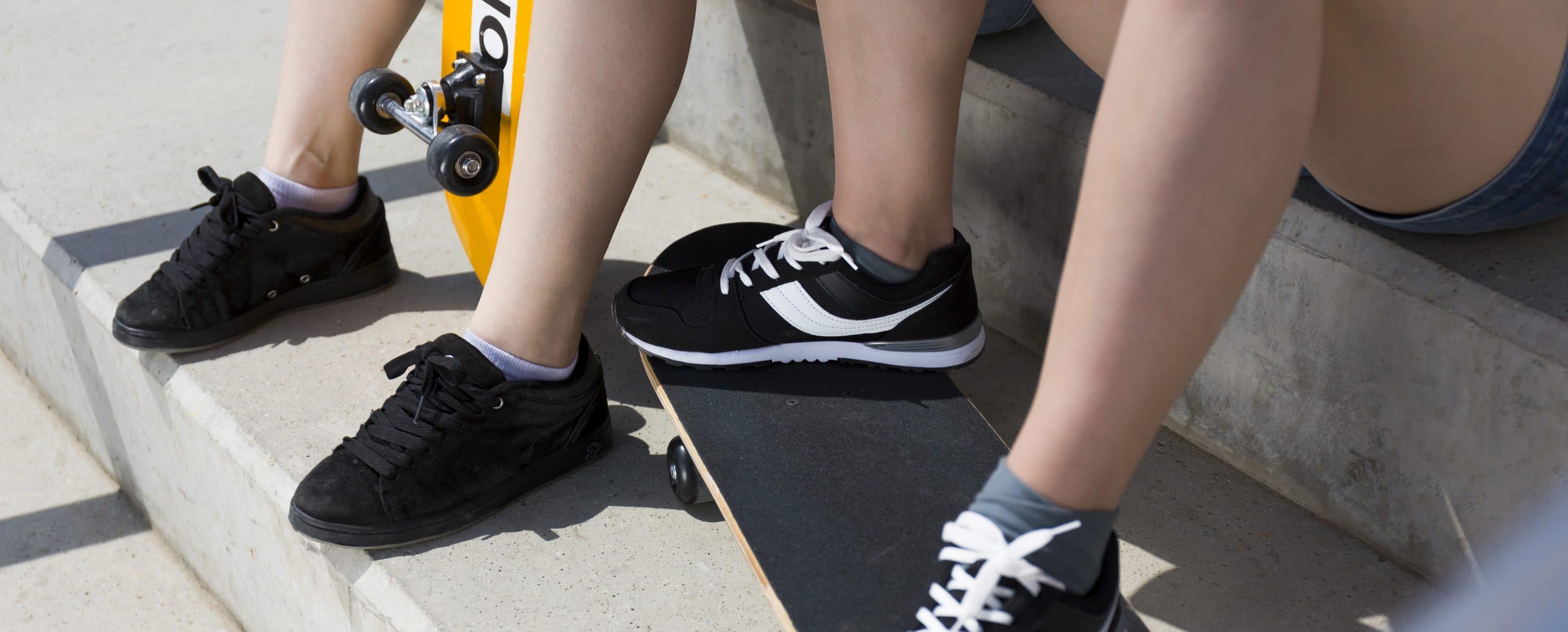Teebeutel gegen Stinkstiefel 1 teenagers legs in sport shoes PU2XHZR scaled